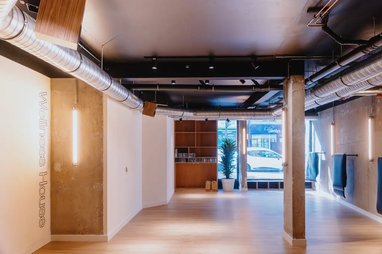 Slowe Wellness House, Paris : studio vide, parquet clair et colonnes