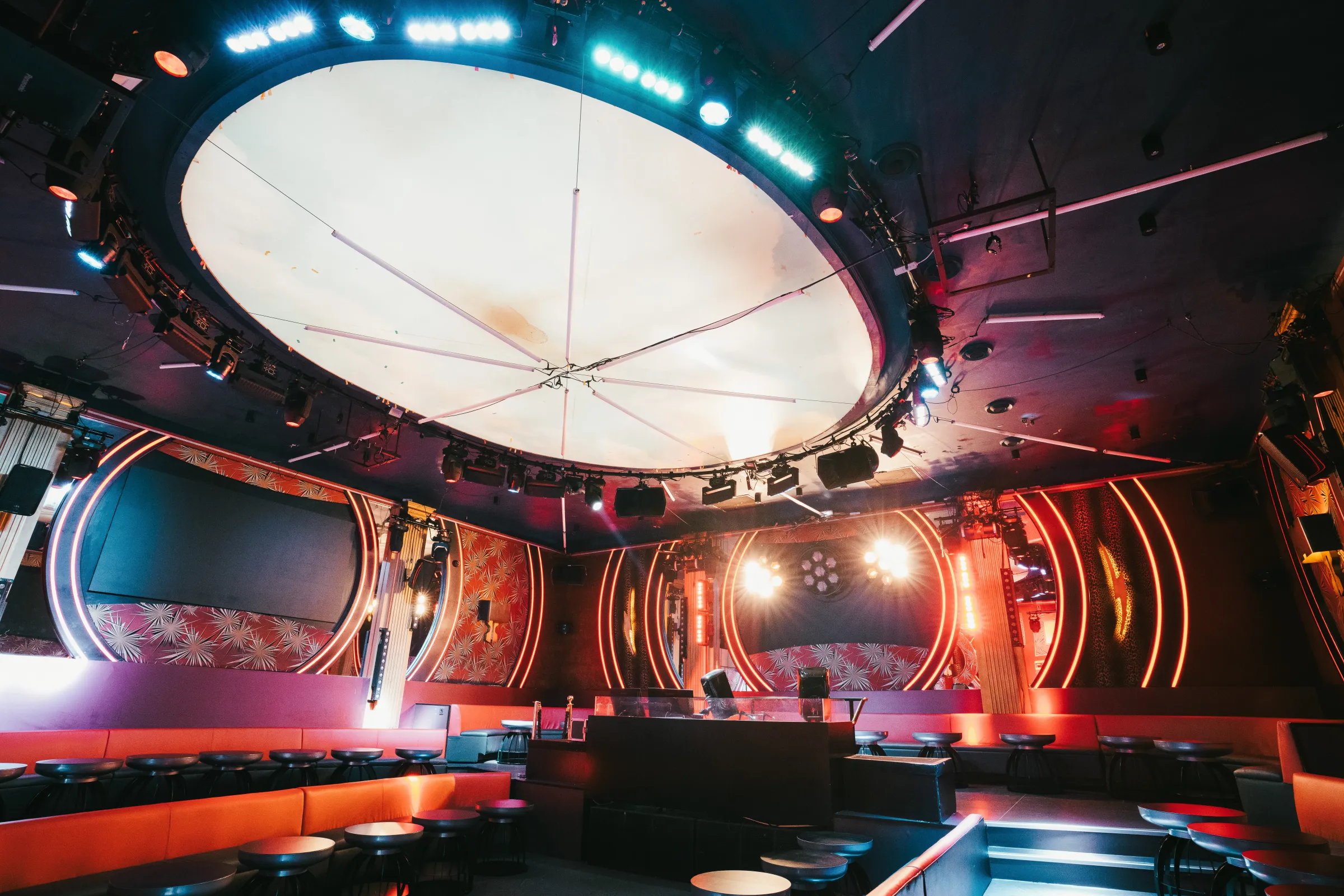 Boum Boum, Paris : club sous un dôme lumineux