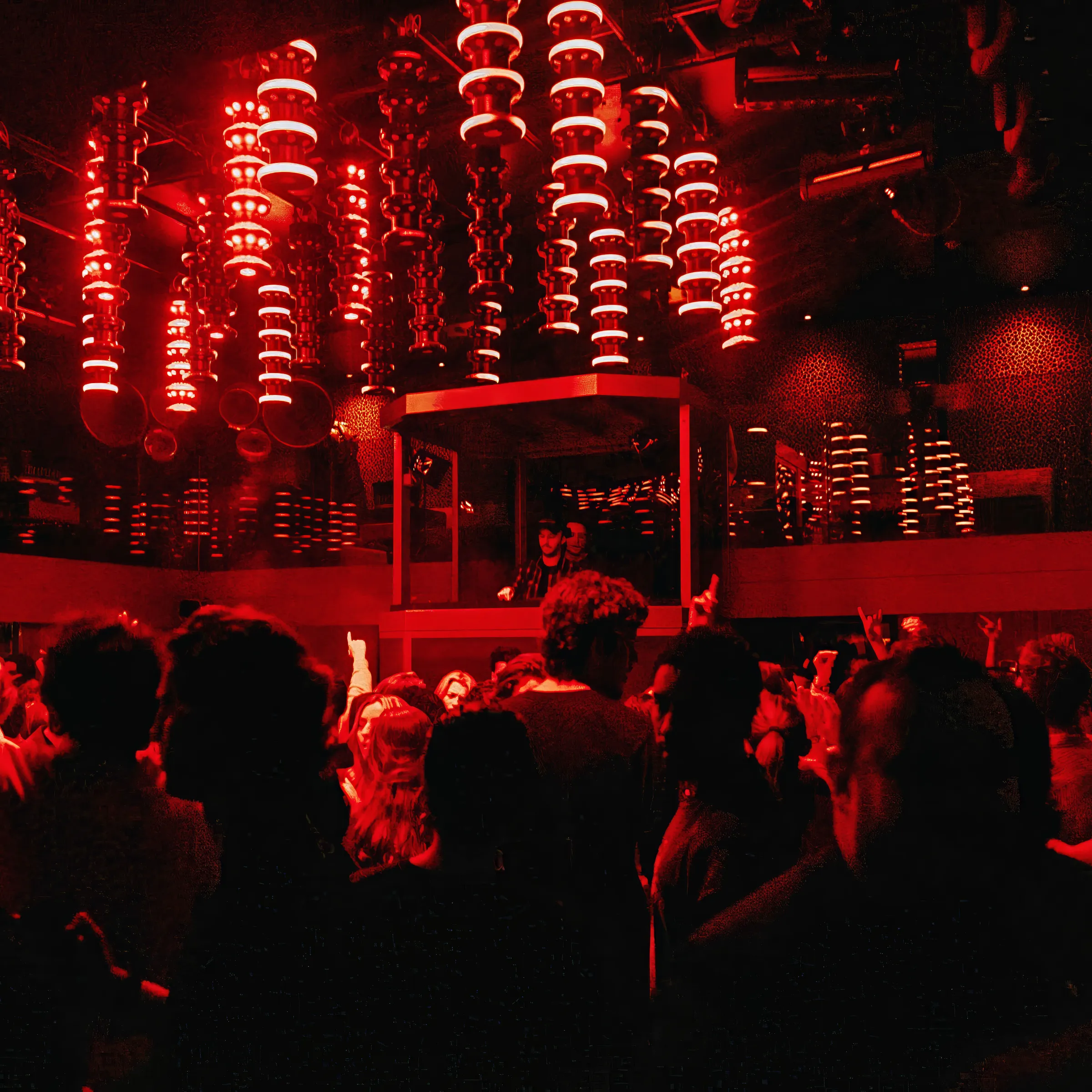 Mobby Club, Paris : piste comble sous des suspensions rouges