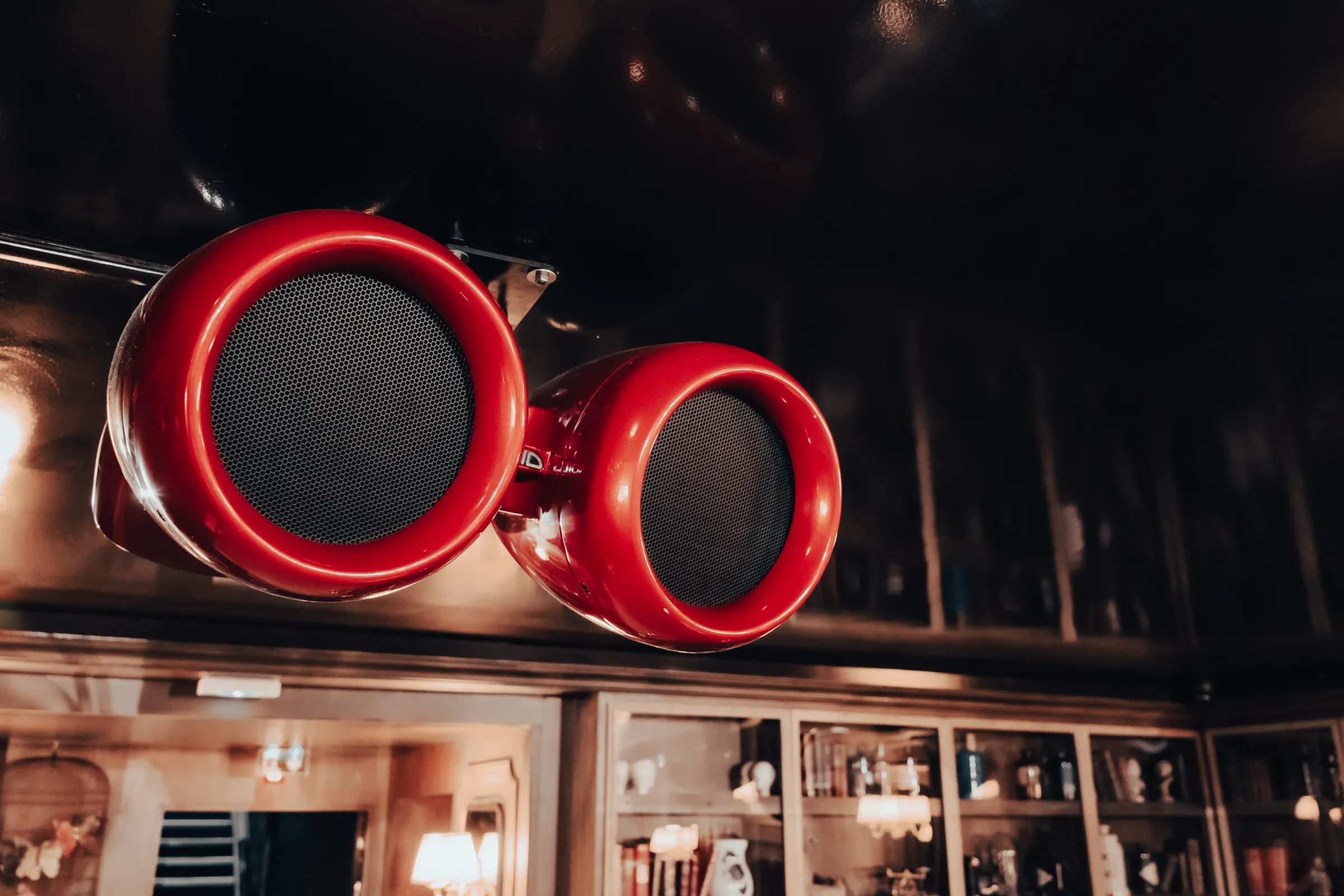 Taboo : enceintes Void Acoustics rouges suspendues au-dessus du bar
