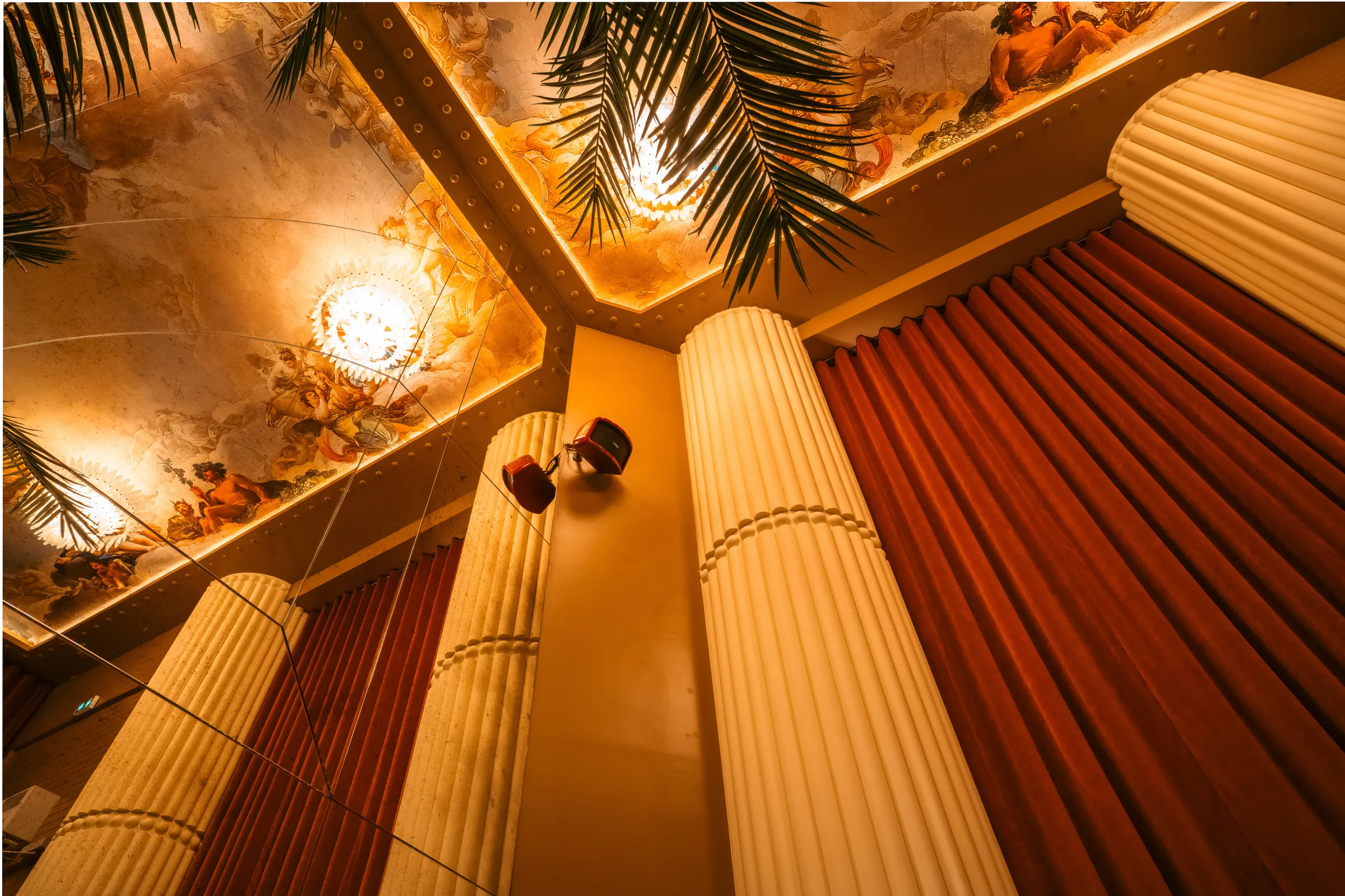 Palacio, Paris : colonnes cannelées, plafond peint et enceinte tournée vers la salle