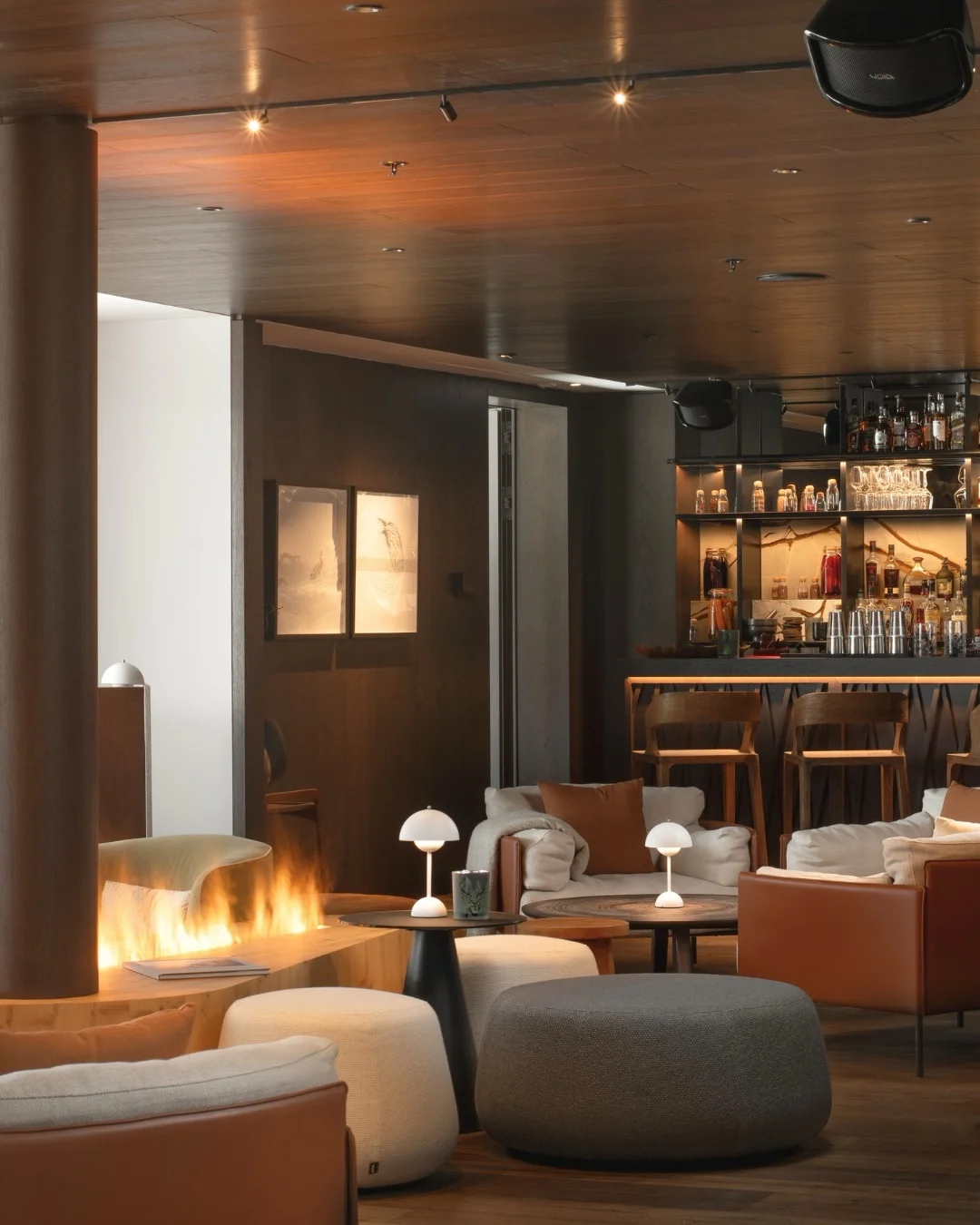 Six Senses Crans-Montana : bar et salon autour d'une cheminée