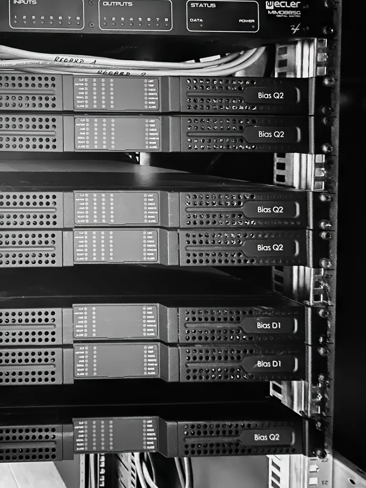 Rack d'amplification en cours de raccordement sur un chantier