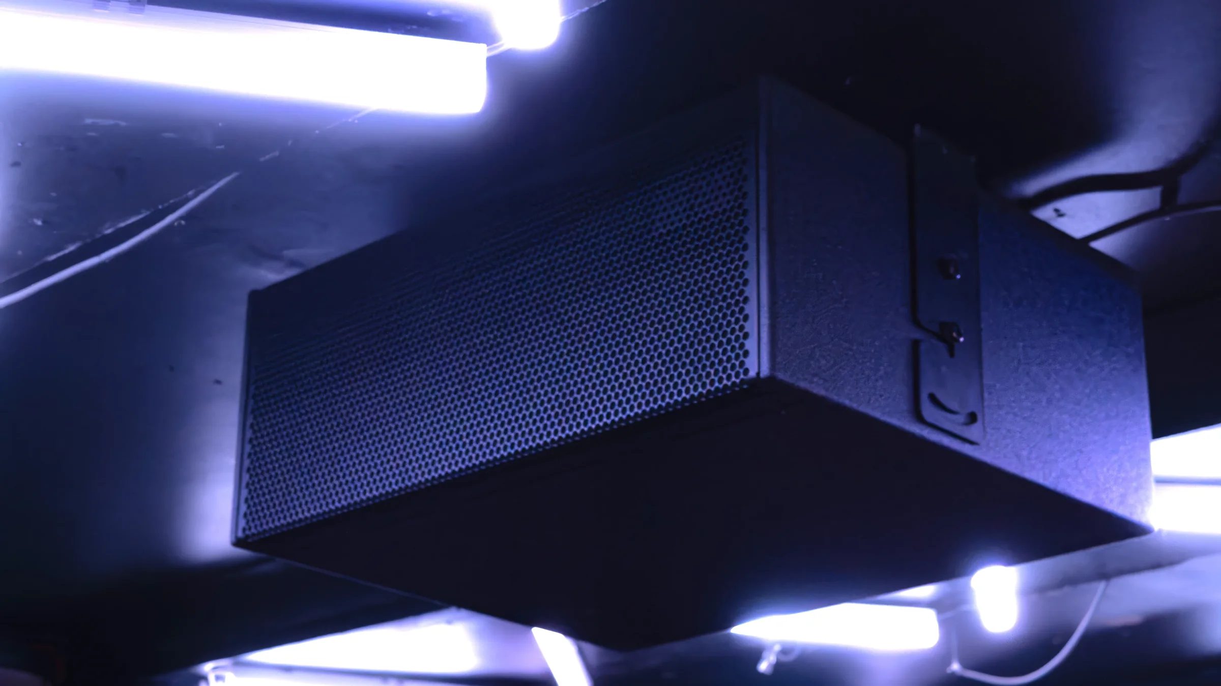 Enceinte noire sous un plafond de néons, La Java, Paris