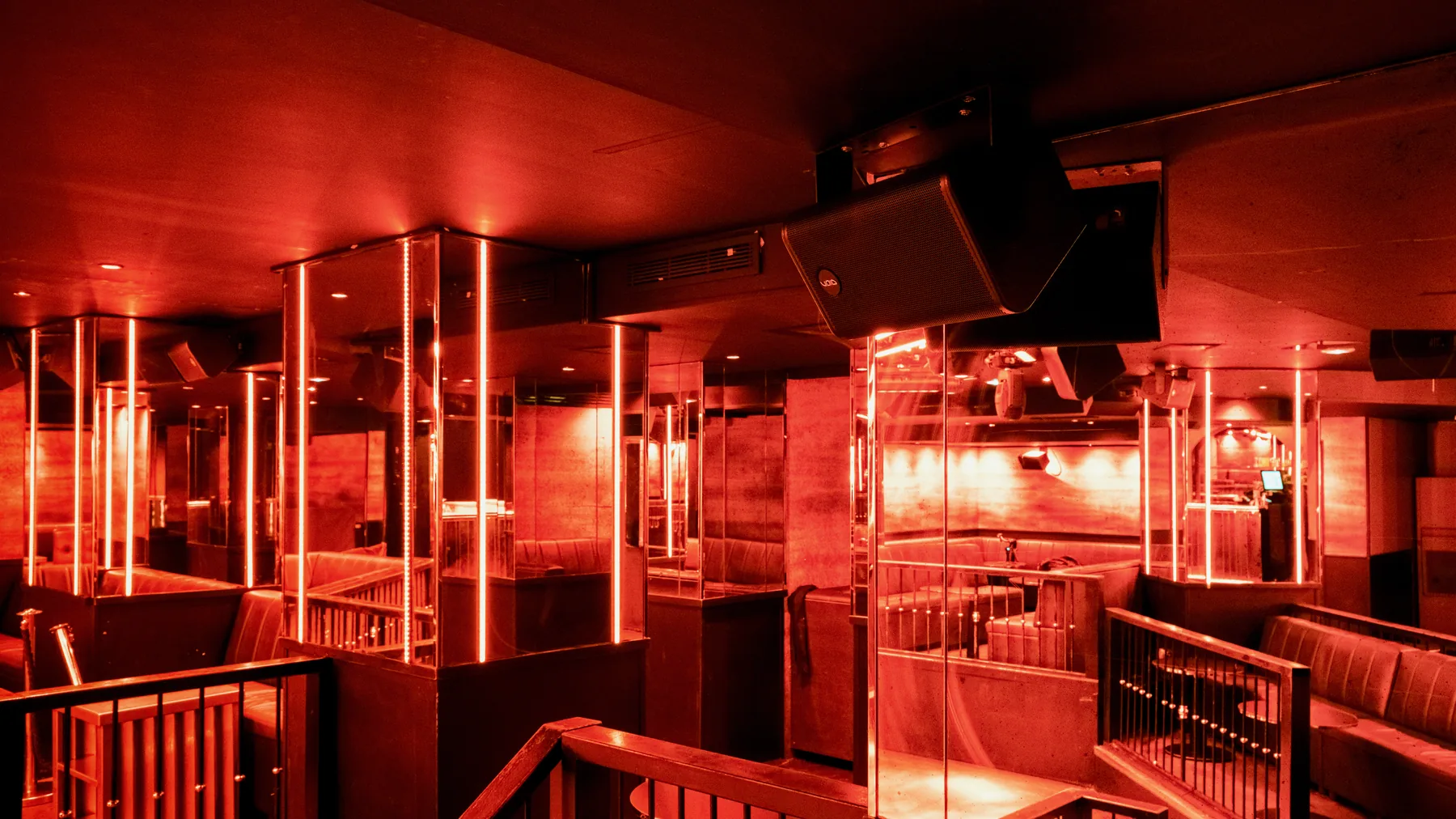 Salle rouge, enceinte noire en accroche au-dessus des alcôves, Les Planches, Paris